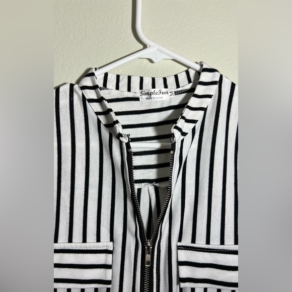 Like NEW: Simplefun Black and White Short Sleeve Zipper Top! Size medium. - Picture 3 of 12